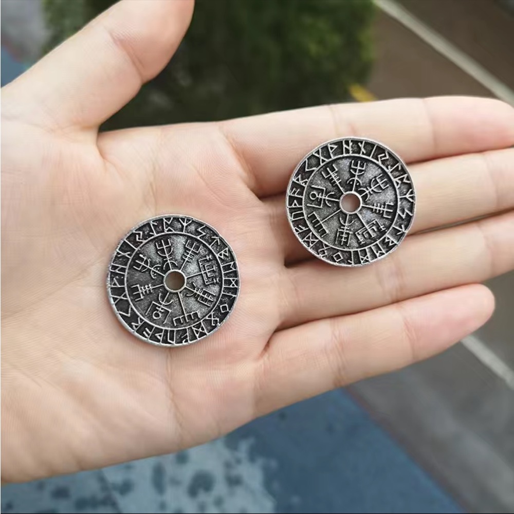 Viking Rune Compass Pendant - Picture 5 of 8